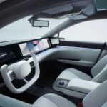 Visão da cabine do carro com volante moderno