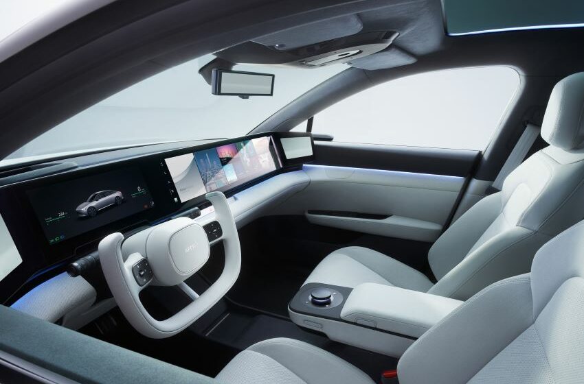 Visão da cabine do carro com volante moderno