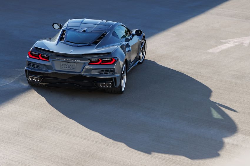 Imagem da traseira do Corvette E-Ray com projeção da sombra no asfalto