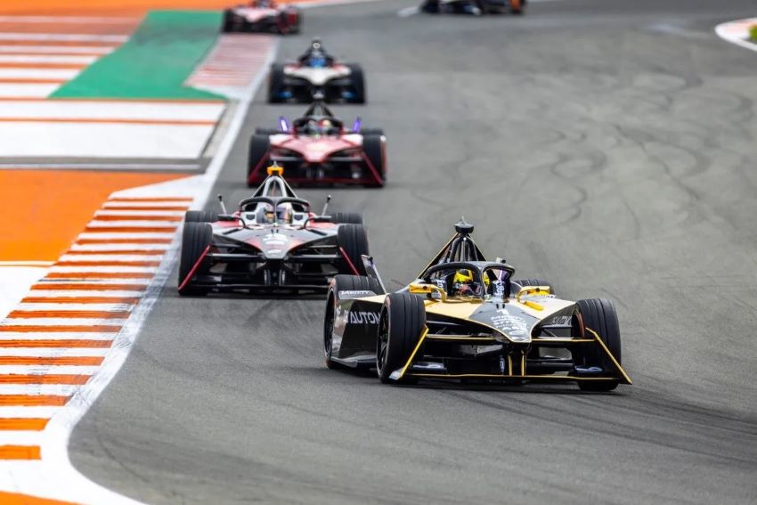 Imagem mostra carros da Fórmula E passando por reta em circuito