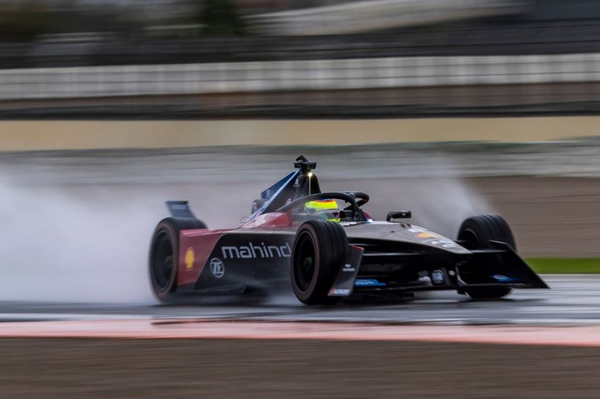 Carro da Fórmula E pilotado pelo brasileiro Lucas Di Grasssi levanta água de chuva acumulada na pista