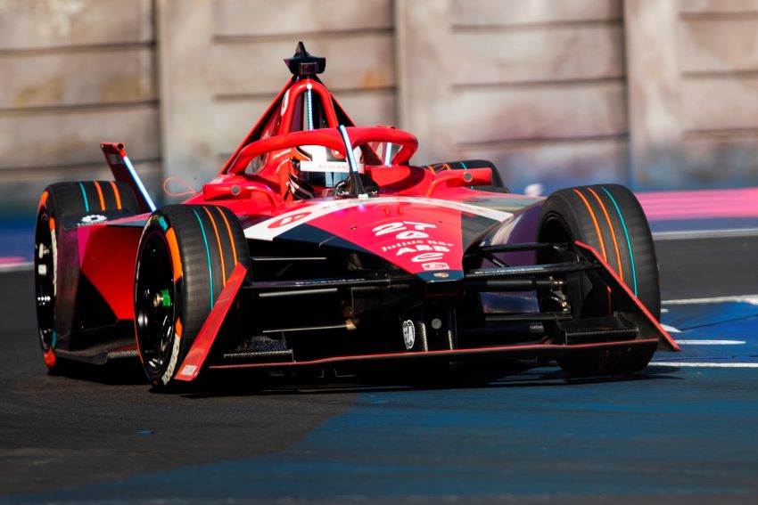 Jake Dennis pilota o carro vermelho da equipe Andretti de Fórmula E