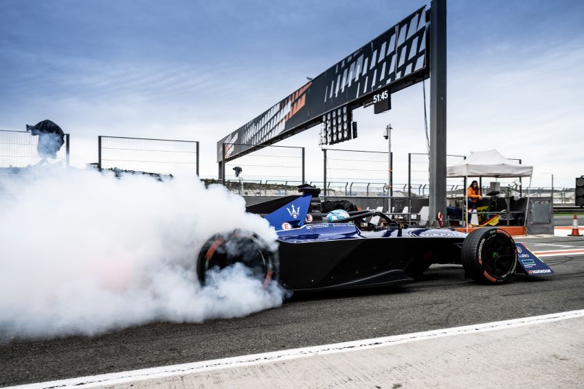 Carro azul pilotado por Maximilian Gunther solta fumaça peloss pneus
