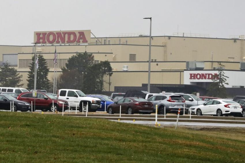 Imagem mostra fachada de prédio da Honda com carros estacionados na frente