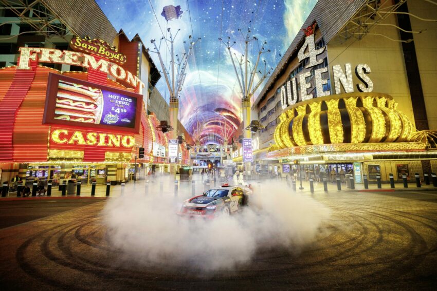 Carro faz manobras de derrapagem e levanta fumaça em frente a cassino de las Vegas