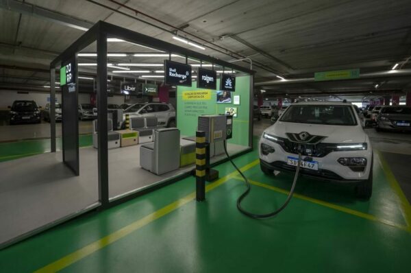 Lounge é um espaço demarcado na cor verde dentro de um estacionamento coberto para o carregamento de carro elétrico