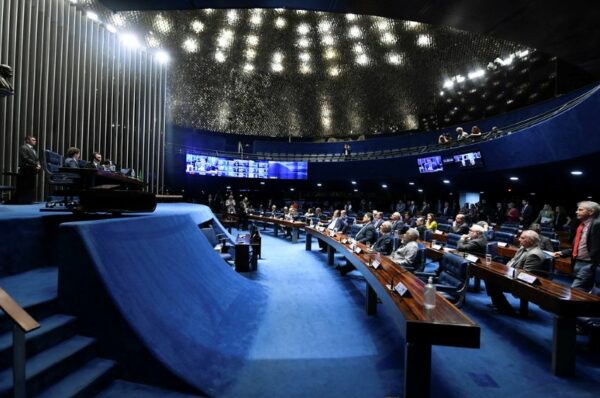 Plenário do Senado é grande salão oval com cor predominantemente azul