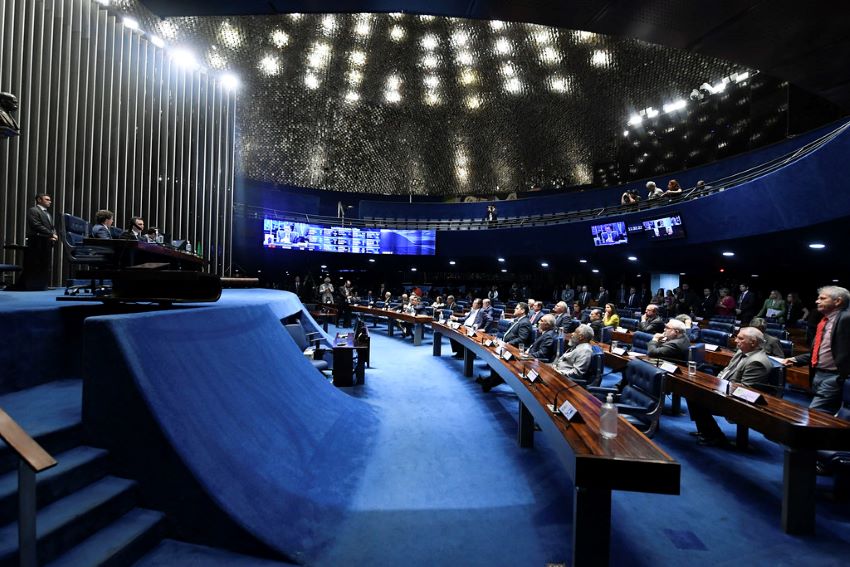 Plenário do Senado é grande salão oval com cor predominantemente azul