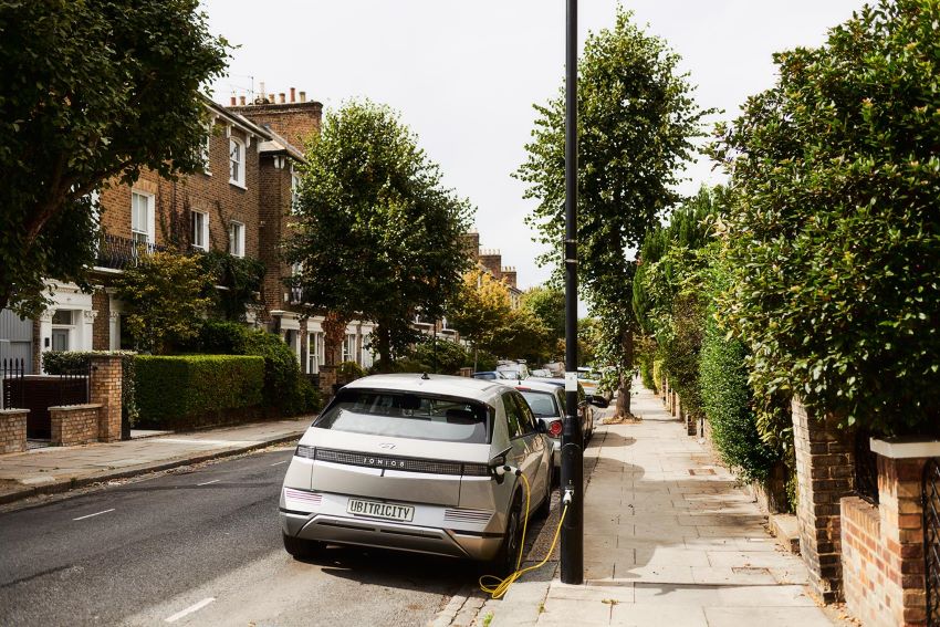 Carro está conectado a poste de luz em rua de cidade inglesa