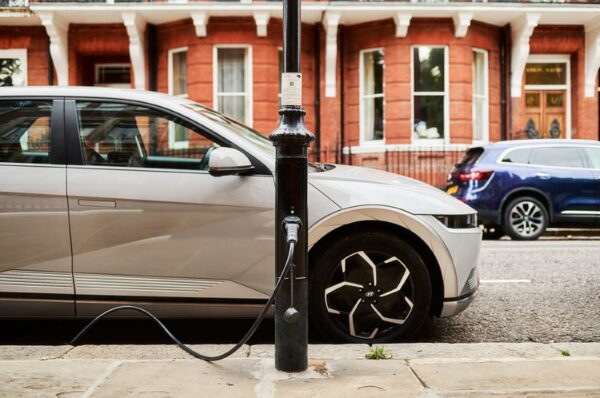 Poste de luz tem conexão com cabo de energia para recarregar carro elétrico