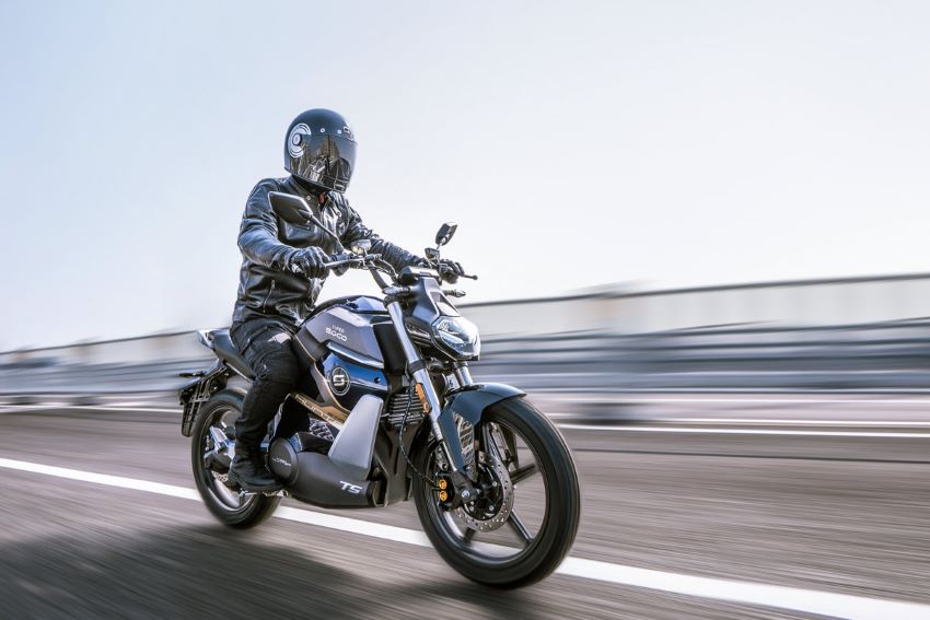 Motociclista pilota moto elétrica Super Soco New TS em rodovia