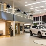 Concessionária de veículos tem carros expostos em um grande salão
