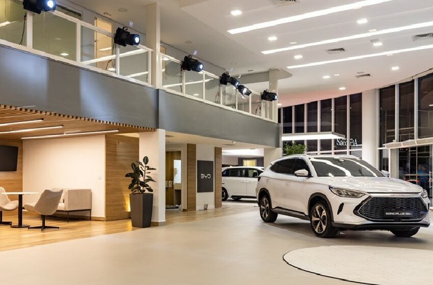 Concessionária de veículos tem carros expostos em um grande salão