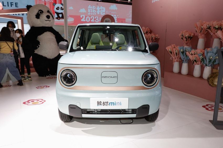 Visão frontal do Panda Mini EV destaca faróis circulares