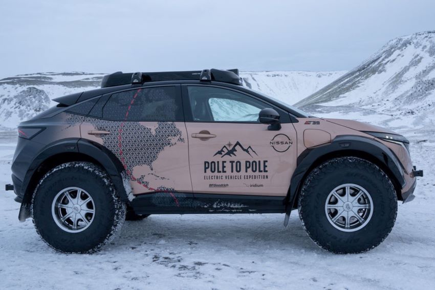 Visão lateral do Nissan Ariya mostra detalhes da pintura com o logotipo da expedição Pole to Pole na porta