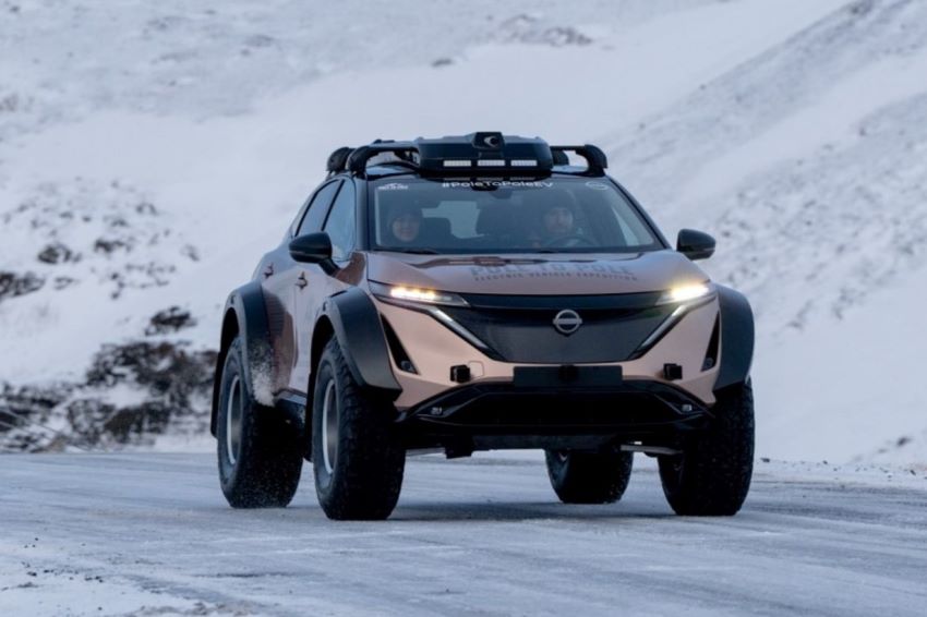 Nissan Ariya percorre estrada em cenário de montanhas na neve