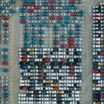 imagem aérea com centenas de carros em estacionamento