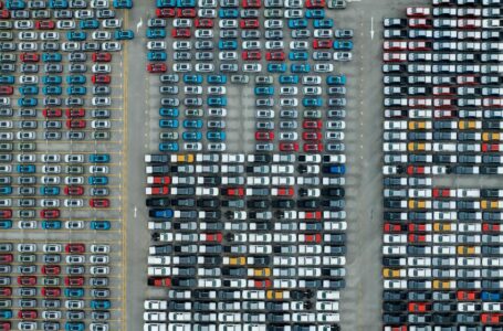 imagem aérea com centenas de carros em estacionamento