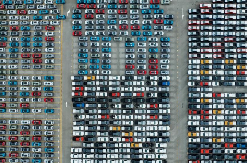 imagem aérea com centenas de carros em estacionamento