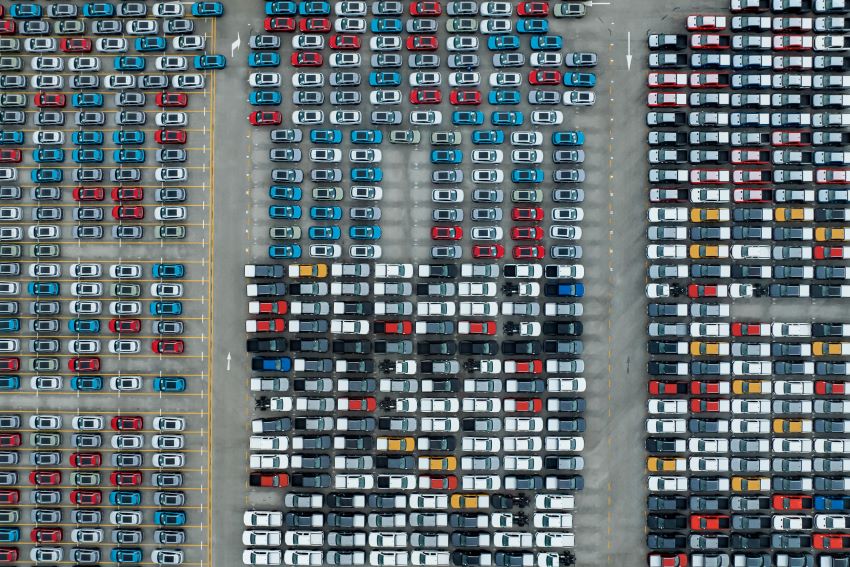 imagem aérea com centenas de carros em estacionamento