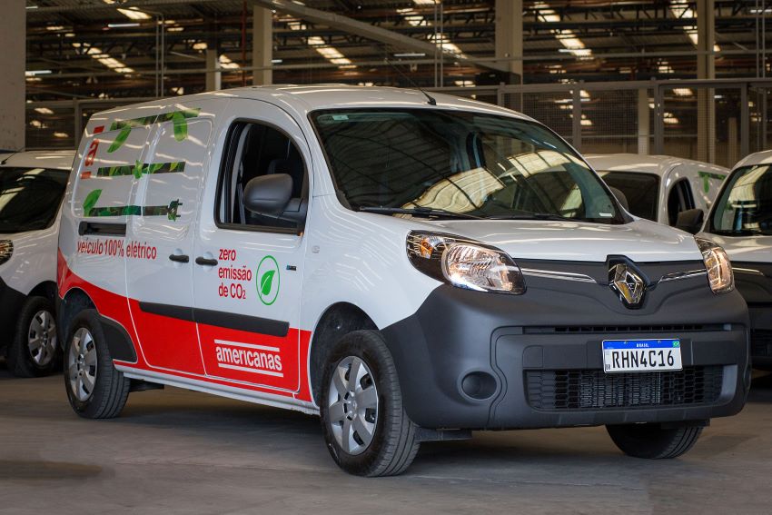 Detalhe do Renault Kangoo E-Tech com os adesivos da Americanas na parte lateral