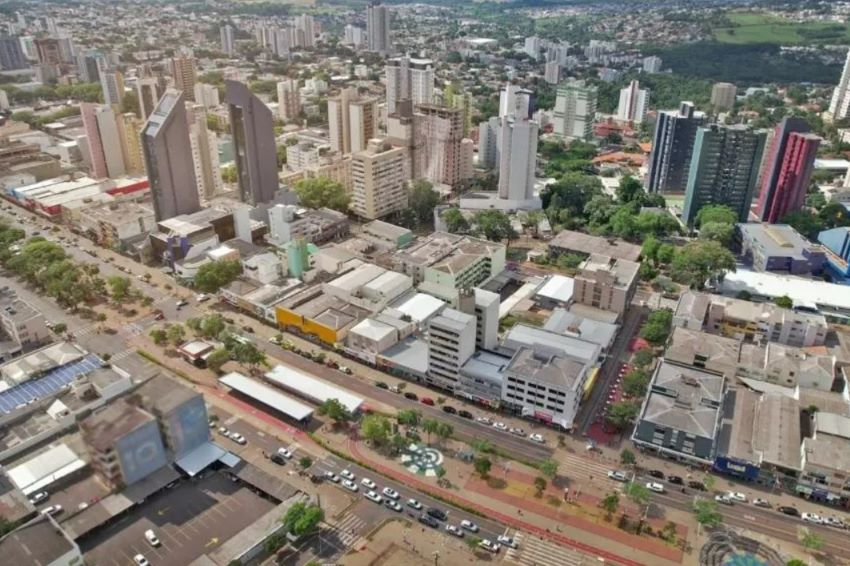 Imagem aérea da cidade de Cascavel, com destaque para os prédios e avenidas do município