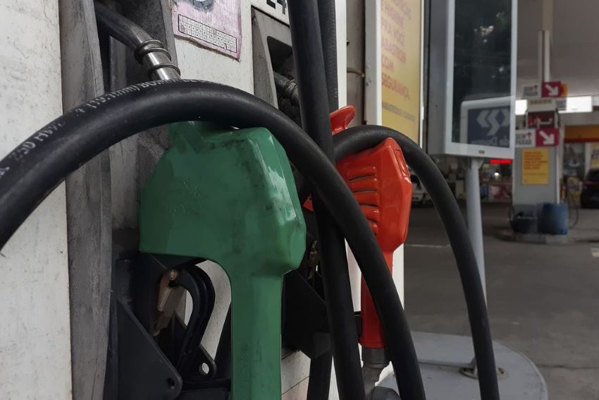 Detalhe das mangueiras de gasolina (vermelha) e etanol (verde)