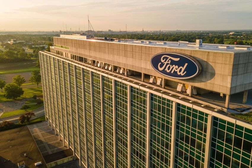Imagem mostra fachada de prédio com logotipo da Ford em destaque