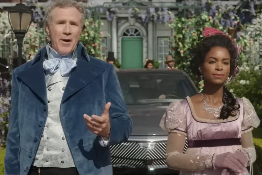 Cena de propaganda coloca atores com roupas de época à frente de um Cadillac Lyriq