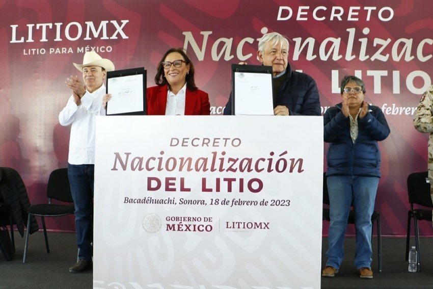 Presidente do México exibe papel com sua assinatura atrás de um banner em que se lê "Nacionalização do lítio"