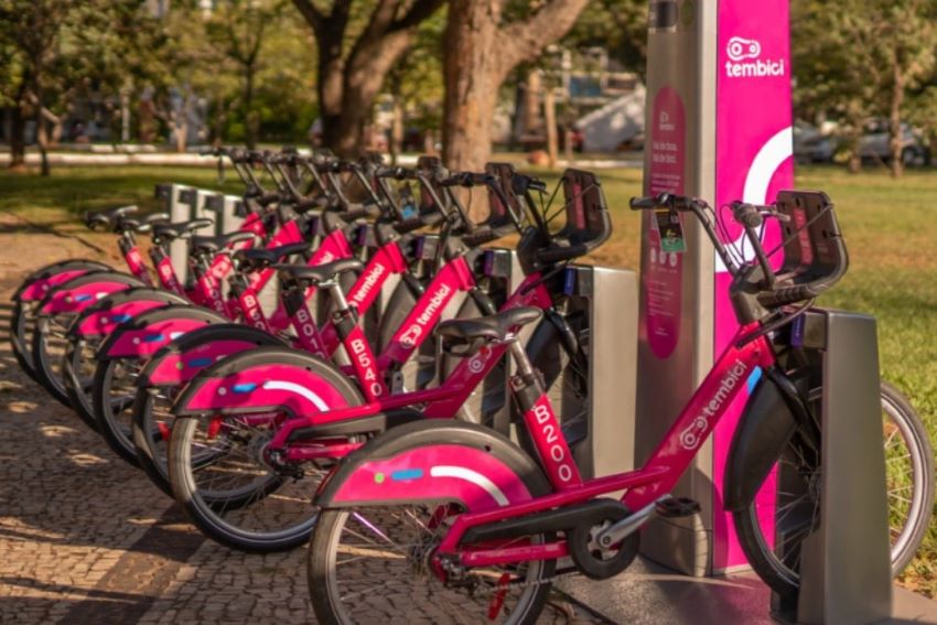 Bicicletas na cor rosa disponíveis em estação da Tembici