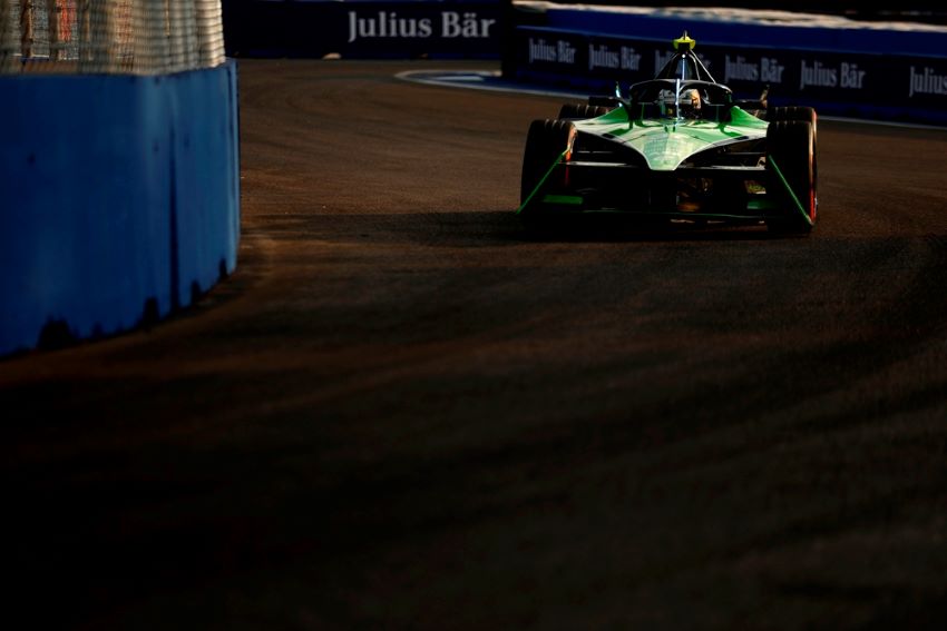 Nick Cassidy pilota carro verde da Envision na Fórmula E