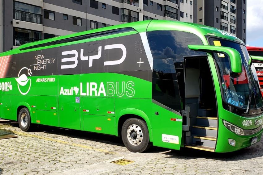 Ônibus elétrico da parceria entre Azul, Lirabus e BYD é todo verde e tem adesivação especial com as marcas das empresas na carroceria