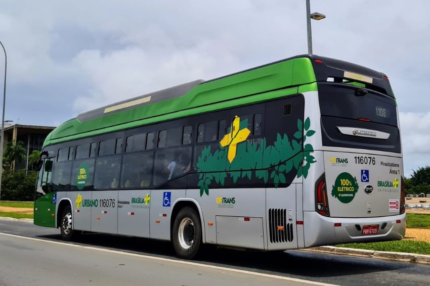 Ônibus elétrico que opera em Brasília é pintado de verde e cinza
