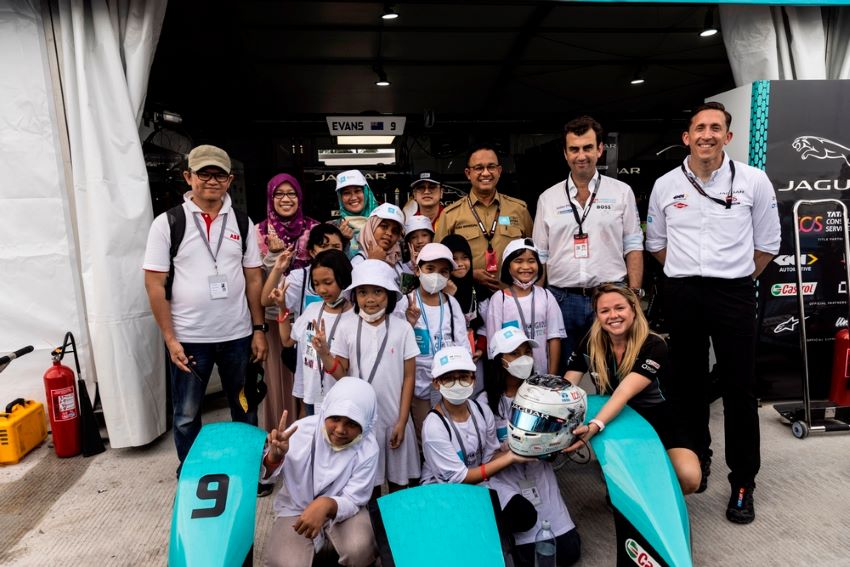 Crianças são vistas na área dos boxes das equipes da Fórmula E