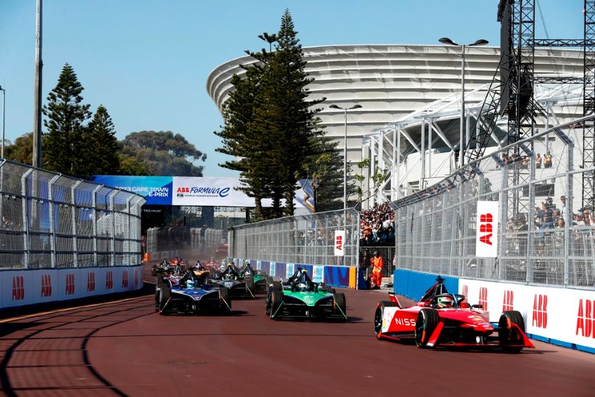 Carros da Fórmula E disputam corrida em circuito de rua na Cidade do Cabo, África do Sul