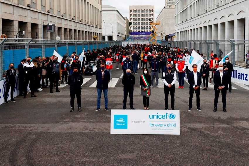 Pessoas participam de ação com cartaz da Unicef em circuito da Fórmula E