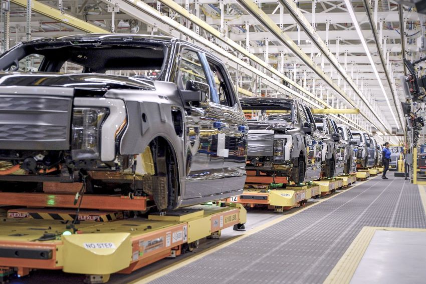 Linha de montagem de veículos em fábrica da Ford nos Estados Unidos