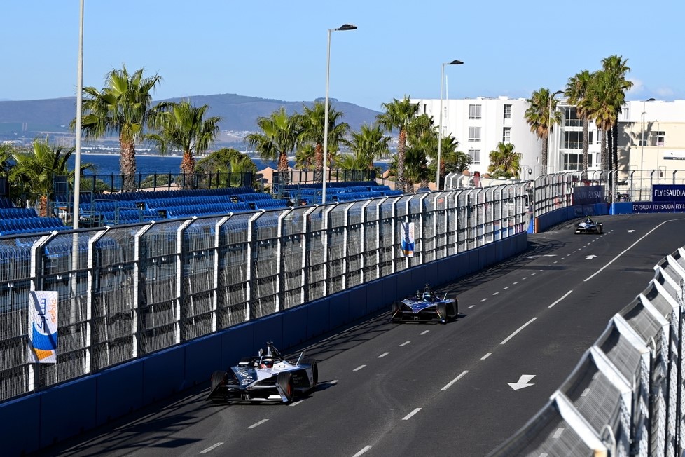 carros da Fórmula E aceleram por reta em circuito de rua