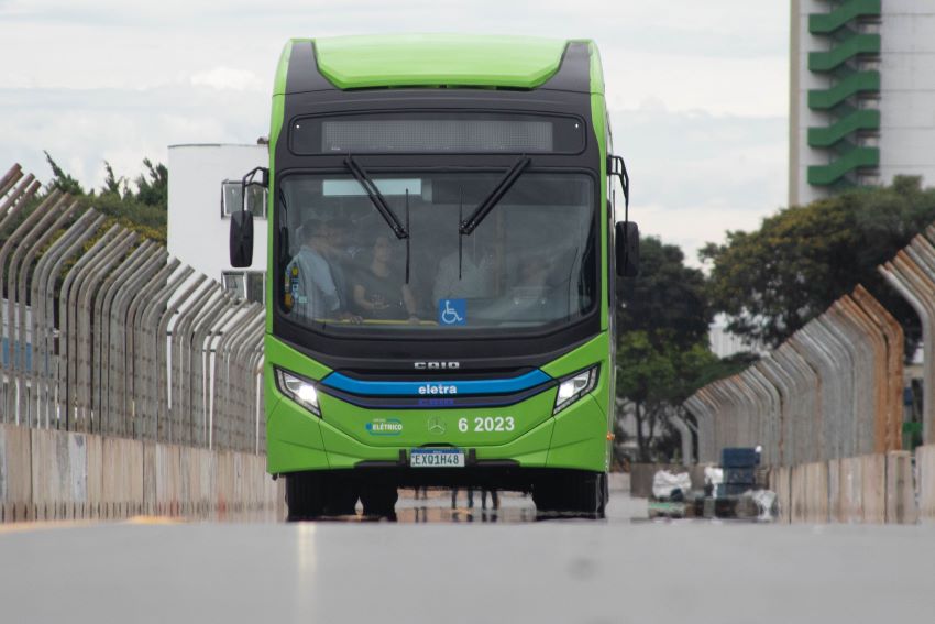 Ônibus elétrico verde passeia pelo Sambódromo do Anhembi