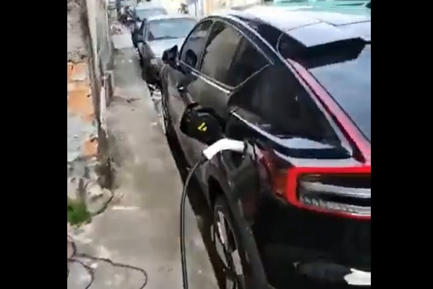 Carro elétrico recebe recarga em rua de comunidade do Rio de Janeiro