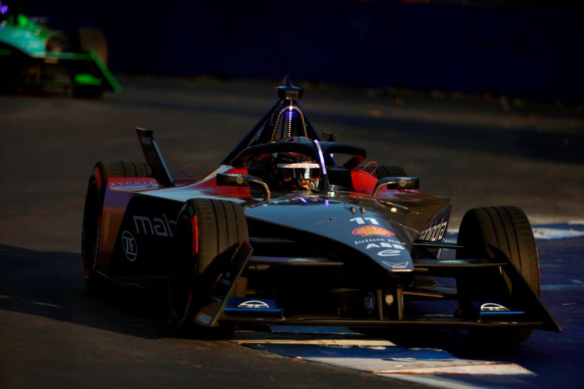 A bordo de monoposto da Fórmula E, piloto brasileiro Lucas di Grassi contorna curva em corrida da Fórmula E.