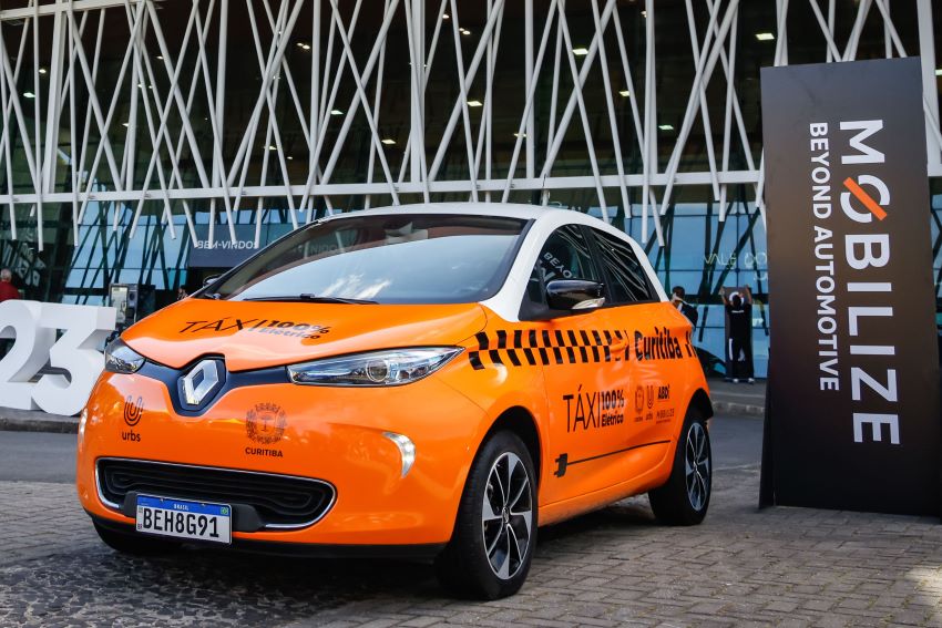 Renault Zoe E-Tech, todo caracterizado como táxi, na cor laranja, é apresentado em Curitiba.