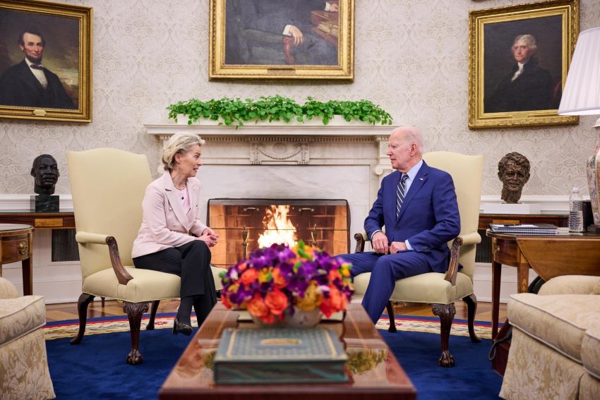 Conversa entre Ursula von der Leyen e Joe Biden acontece em frente à lareira do Salão Oval da Casa Branca