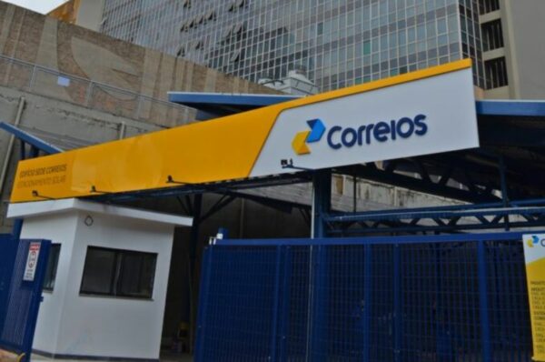 Fachada da Sede dos Correios em Brasília tem portão azul e teto amarelo