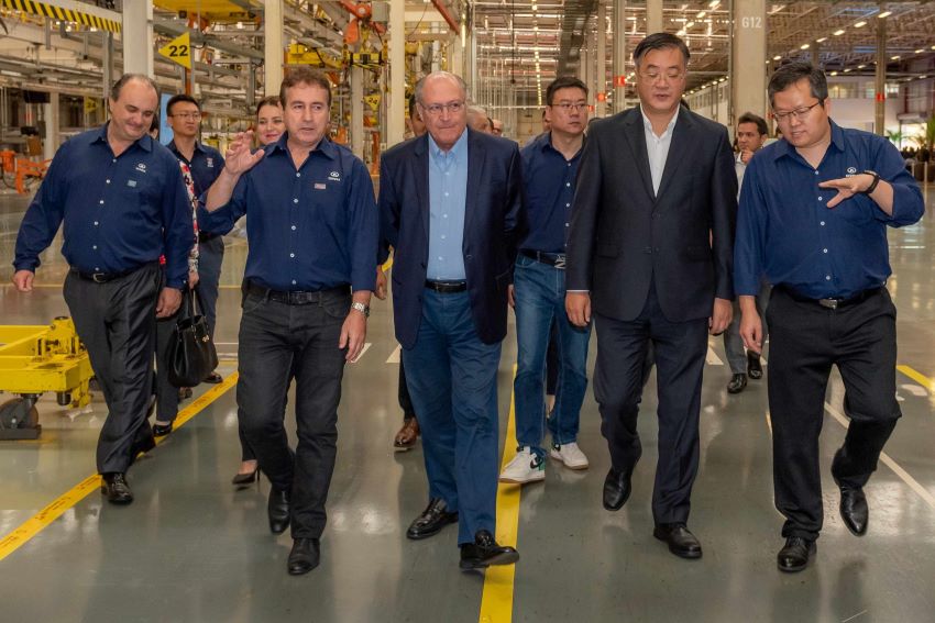 Executivos caminham por fábrica da GWM de Iracemápolis