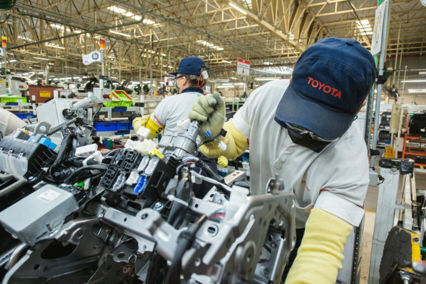 Funcionários trabalham em linha de montagem de fábrica da Toyota