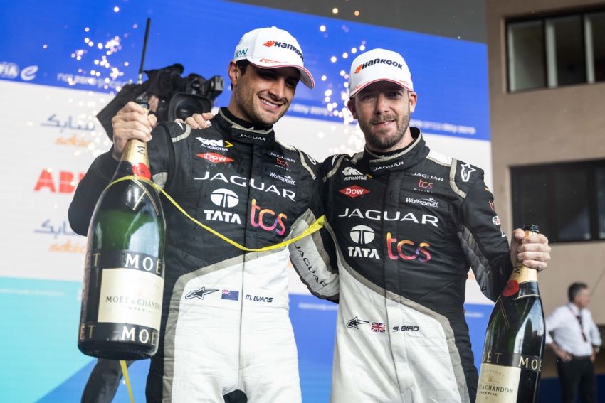 Pilotos da Jaguar posam para foto com champanhe nas mãos