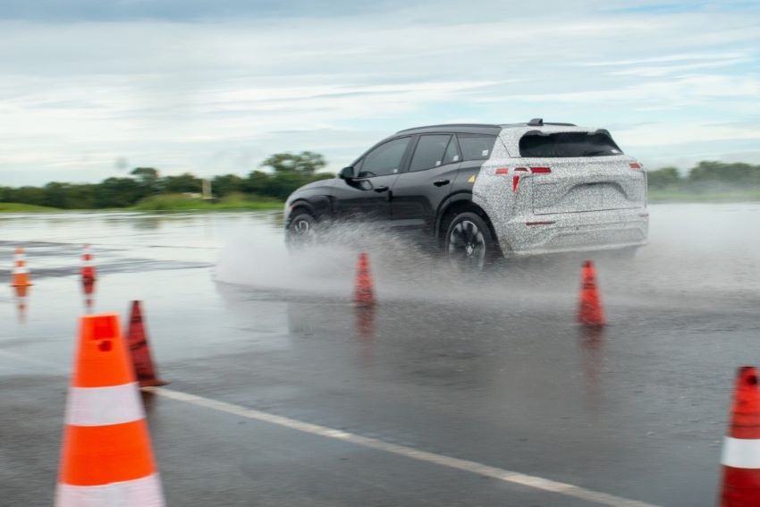 Blazer EV com tintura camuflada acelera em pista molhada e cercado por cones