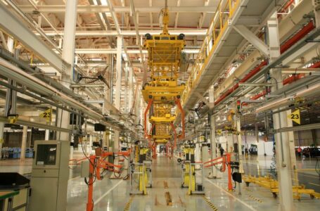 Interior da fábrica da GWM tem peças em linha de montagem